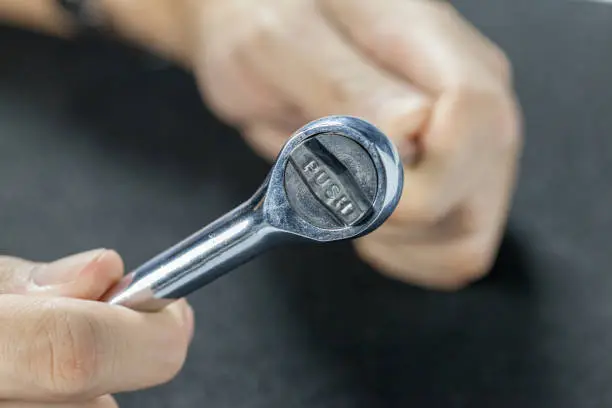 Quick-Release Ratchet Wrench3 Quick-Release Ratchet Wrench3