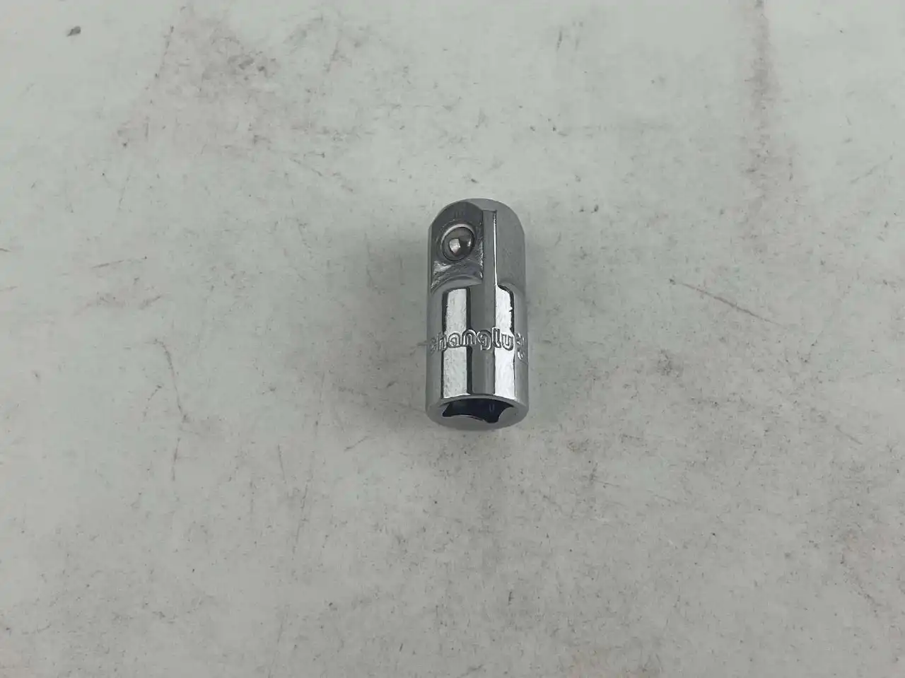 Pot un adaptador amb acabat mirall d'1/4"-3/8" suportar un parell de torsió elevat?