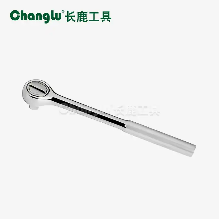 Spieëlgepoleerde ratelsleutel met 'n blomhandvatsel